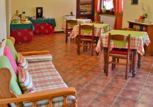 un restaurante con varias mesas, sillas y mesa en Bed And Breakfast Il Riccio, en Ceva
