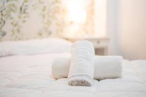 a rolled up towel on top of a bed at tuGuest Plaza Nueva Apartment in Granada
