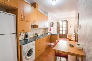 Kuchyň nebo kuchyňský kout v ubytování tuGuest Plaza Nueva Apartment