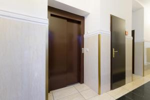 een gang met twee liften in een gebouw bij Waldmüller Apartments Vienna in Wenen