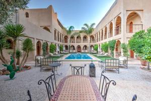 Riad Janoub内部或周边的泳池