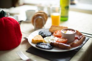 une assiette de nourriture pour le petit-déjeuner sur une table dans l'établissement Hardwick Farm, à Abergavenny
