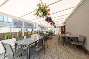 Reštaurácia alebo iné gastronomické zariadenie v ubytovaní Hostel Filip