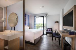 Novotel Chiangmai Nimman Journeyhub客房内的一张或多张床位