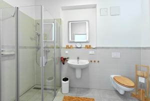 Koupelna v ubytování Gloweglück + 10 fotografií