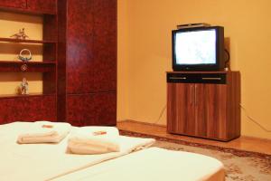 クルジュ・ナポカにあるMellis 2のベッド2台とテレビが備わるホテルルームです。