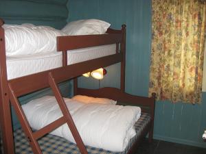 Bunk bed o mga bunk bed sa kuwarto sa Gamlestugu hytte