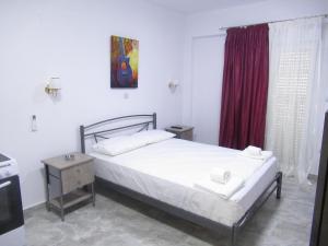 A bed or beds in a room at Artistic Rent Rooms & Apartments