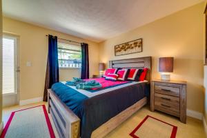Un dormitorio con una cama grande y una ventana en Beautiful Old Apartment with Beach Gear, en Fort Lauderdale