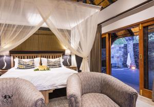 Un pat sau paturi într-o cameră la Inyati Game Lodge