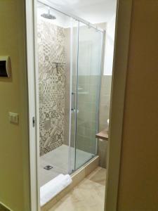 um chuveiro com uma porta de vidro na casa de banho em B&B Oriental Palace em Catânia