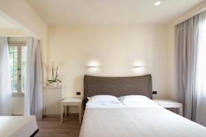 Postel nebo postele na pokoji v ubytování Hotel Grifone Firenze - Meetings & Spa