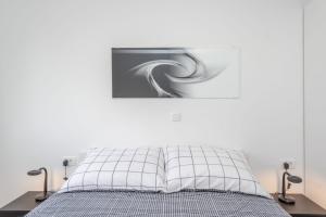 ザダルにあるVilla Barbara-holiday home with sea viewの壁に絵が飾られたベッドのある寝室 +34枚の写真