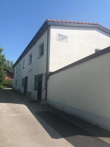 un bâtiment blanc avec un panneau sur son côté dans l'établissement Haus Estrella, à Radolfzell am Bodensee