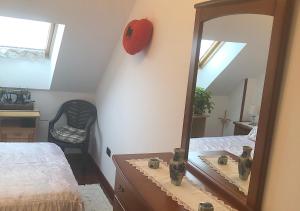een slaapkamer met een spiegel op een dressoir en een bed bij Mi Casa in Miño