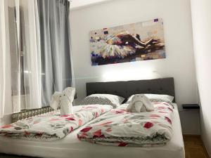 2 Betten in einem Schlafzimmer mit Wandgemälde in der Unterkunft Central Bus Station Apartment in Zagreb