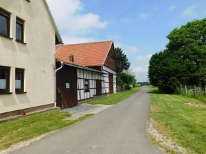 an empty road next to a building and a house at Ferienwohnungen Landleben in Kammerforst