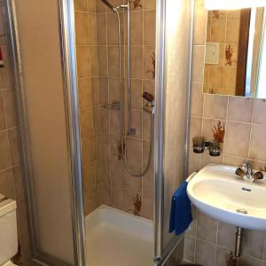 Koupelna v ubytování Haus Erle + 37 fotografií
