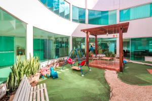 ein Spielplatz mitten in einem Gebäude in der Unterkunft Turis Hotel Centro in Campo Grande
