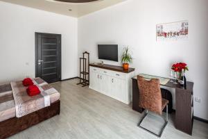 una camera con letto, scrivania e TV di LeoApart near Rynok Square with 2 bedroom with balcony a Lviv