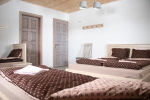 1 Schlafzimmer mit 2 Betten und 2 Stühlen in der Unterkunft Kaimo turizmo sodyba "Ąžuola" in Vainutas