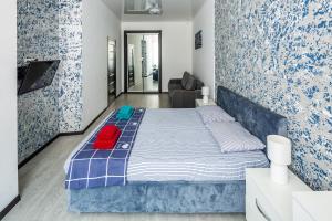 una camera con un letto con pareti a motivi blu e bianchi di LeoApart near Rynok Square with 2 bedroom with balcony a Lviv