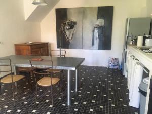 een keuken met een tafel en stoelen in een kamer bij Villa Josephine in Quinsac