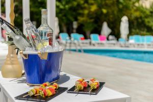 a table with a bucket of drinks and fruit on it at Hotel Vibra Marco Polo I - Adults only in San Antonio