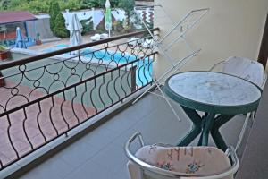 Изглед към басейн в Къща за гости Костадинови или наблизо