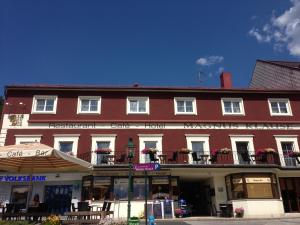 un gran edificio de ladrillo rojo con ventanas y balcones en Magnus Klause en Mariazell