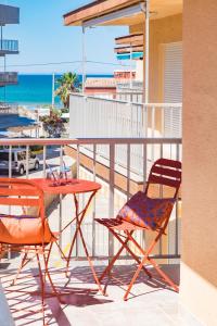 uma mesa e duas cadeiras numa varanda com praia em Apartamento Coral em Denia