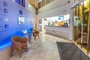 un vestíbulo de tienda con sillas y un mostrador en Ona Garden Lago, en Puerto de Alcudia