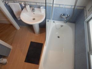łazienka z umywalką, prysznicem i toaletą w obiekcie CORAL HOME w mieście Cambados +10 zdjęć