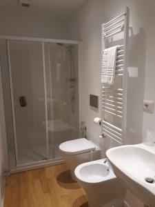 un bagno con doccia, WC e lavandino di Luna Blu a La Spezia