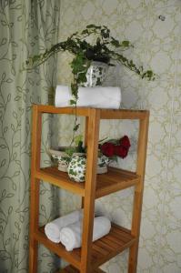 uma prateleira de madeira com toalhas e uma planta sobre ela em Hotel & Restaurant Edelweiss Alpine Lodge em Hinterstoder