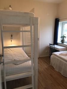 a bedroom with two bunk beds and a window at Ölands Yoga Studio & Islandshästar, Stugor & Rum in Mörbylånga