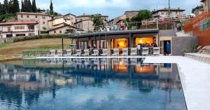 Bazén v ubytování 3MÙZEN apartments nebo v jeho okolí
