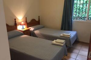 Posteľ alebo postele v izbe v ubytovaní Nerja Paradise Rentals - Villa Los Girasoles