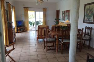 Televízia a/alebo spoločenská miestnosť v ubytovaní Nerja Paradise Rentals - Villa Los Girasoles