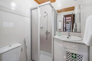 A bathroom at Quinta Devónia by An Island Apart