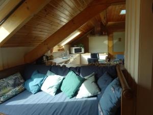 - un canapé bleu avec des oreillers dans la cuisine dans l'établissement Villa Angela, appartement 3 chambres, à Ovifat
