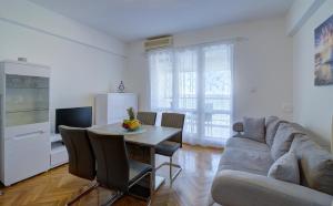 塞尼Apartment Joja的客厅配有桌子和沙发