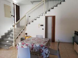een eetkamer met een tafel en een trap bij Indipendence's house in Ispica