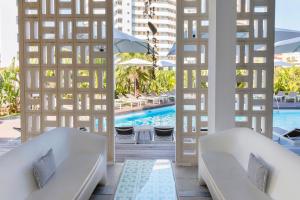 Vom Balkon eines Resorts genießen Sie Poolblick. in der Unterkunft HM Balanguera Beach - Adults Only in Playa de Palma