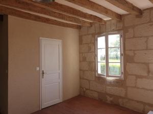 an empty room with a door and a window at Bois logis in Bléré