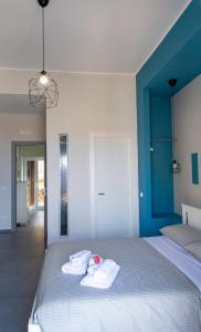 una camera da letto con un letto e asciugamani di Guest House Nonnolorè a Agrigento