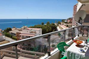 balcón con mesa y vistas al océano en Residencial Plaza Mayor, en Calpe