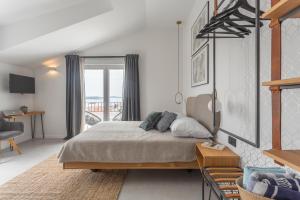 1 dormitorio con 1 cama y balcón en Hvar Top View Apartments, en Hvar