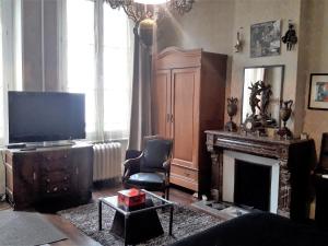 TV a/nebo společenská místnost v ubytování Maison de 1853
