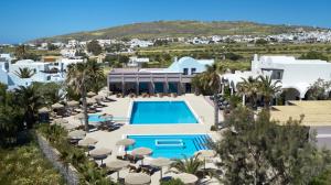 Vaizdas į baseiną apgyvendinimo įstaigoje 9 Muses Santorini Resort arba netoliese
